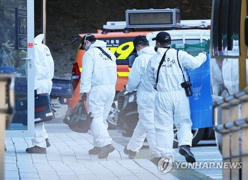 지난 17일 오전 경기도 성남시 분당구 삼평동 SK 주식회사 C&C 데이터센터 화재 현장에서 경찰과 국립과학수사연구원, 소방당국, 전기안전공사 등 유관 기관 관계자들이 합동감식을 위해 들어가고 있다.  연합뉴스